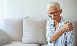 Maji je utesnitveni sindrom povzročal bolečine v rami.