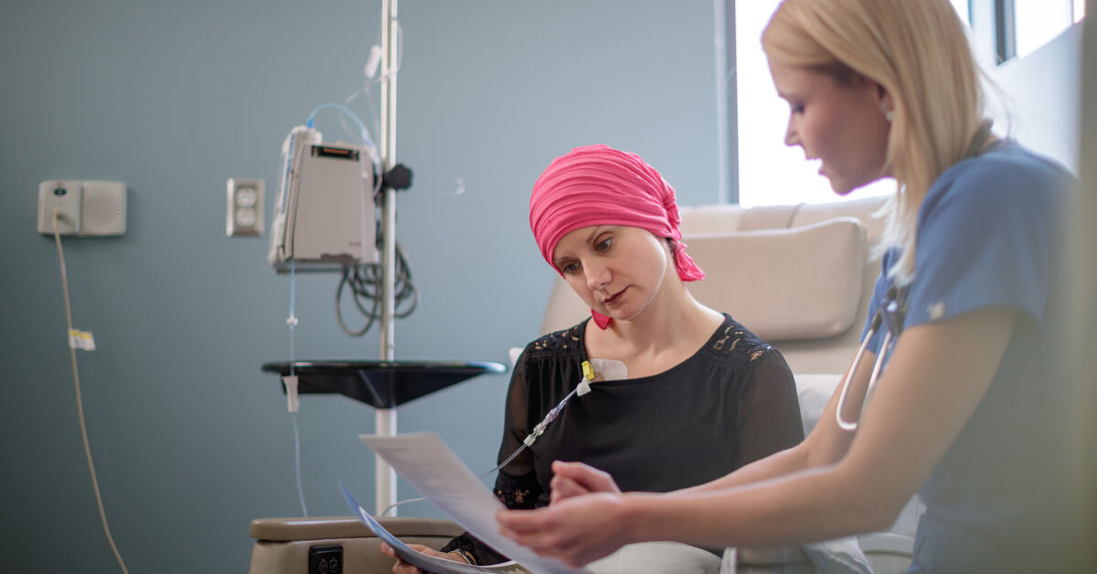 Nurse describes chemotherapy treatment to patient