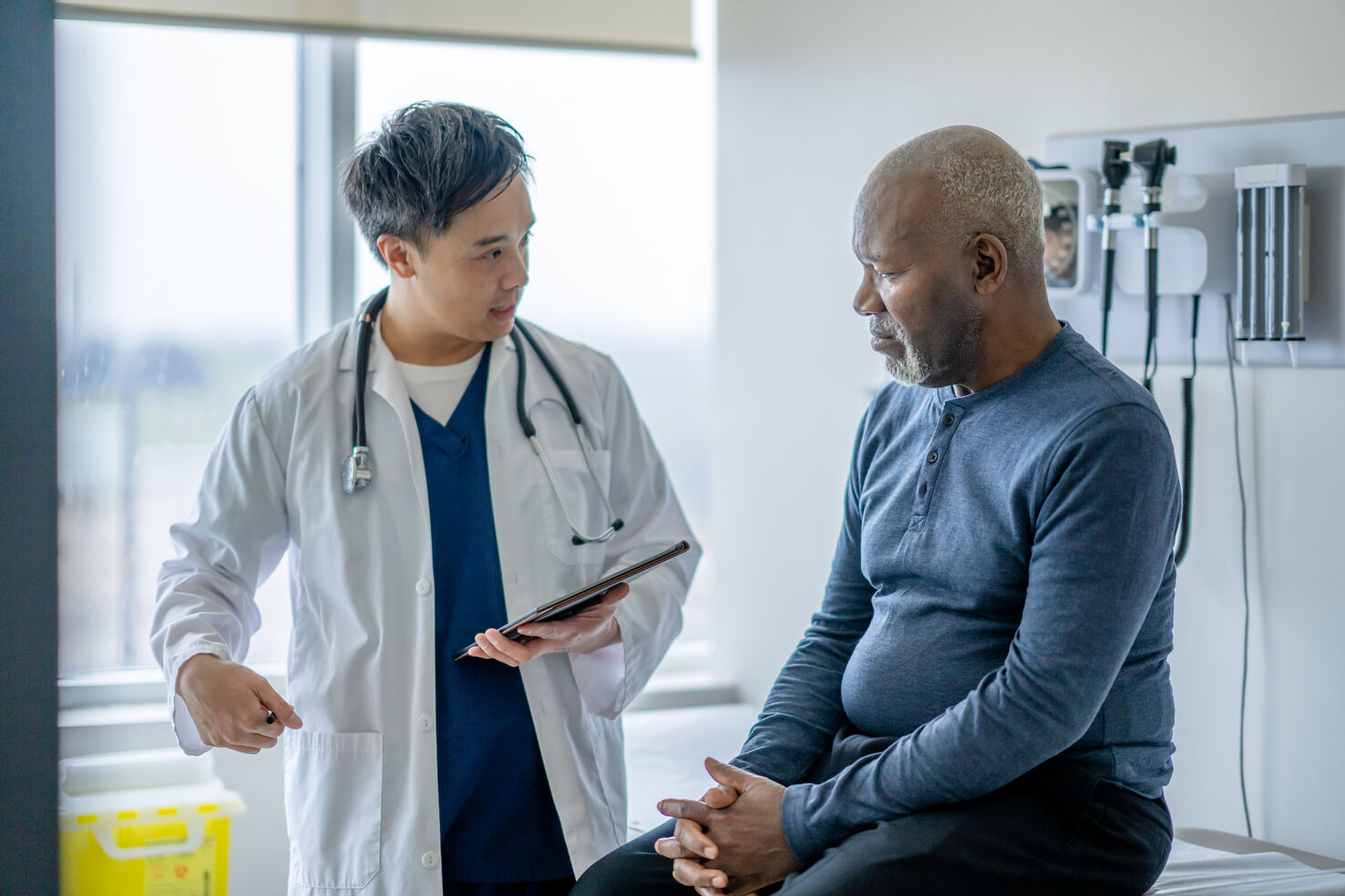 Doctor discussing colorectal cancer treatment options with patient