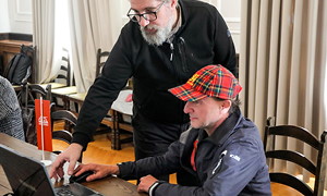 Prizor s tečaja Digitalno samostojni kjer učitelj tečajniku pomaga pri uporabi računalnika.