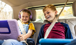 Vožnja z otroki na zadnji klopi avtomobila so izziv za starše, ne glede na to, pri kateri starosti. Dojenčki imajo potrebo po stalni bližini, večji otroci pa potrebujejo zabavo.