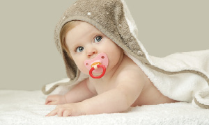 Dojenček z dudo. Simbolna slika za nasvet o prednostih in slabostih dude.