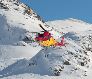 Stroški helikopterskega reševanja v tujini so lahko presenetljivo visoki. Poskrbite, da bo vaša zimska sezona brez skrbi.