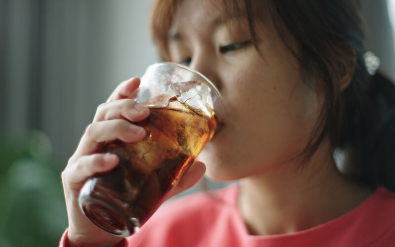 women drinking soda
