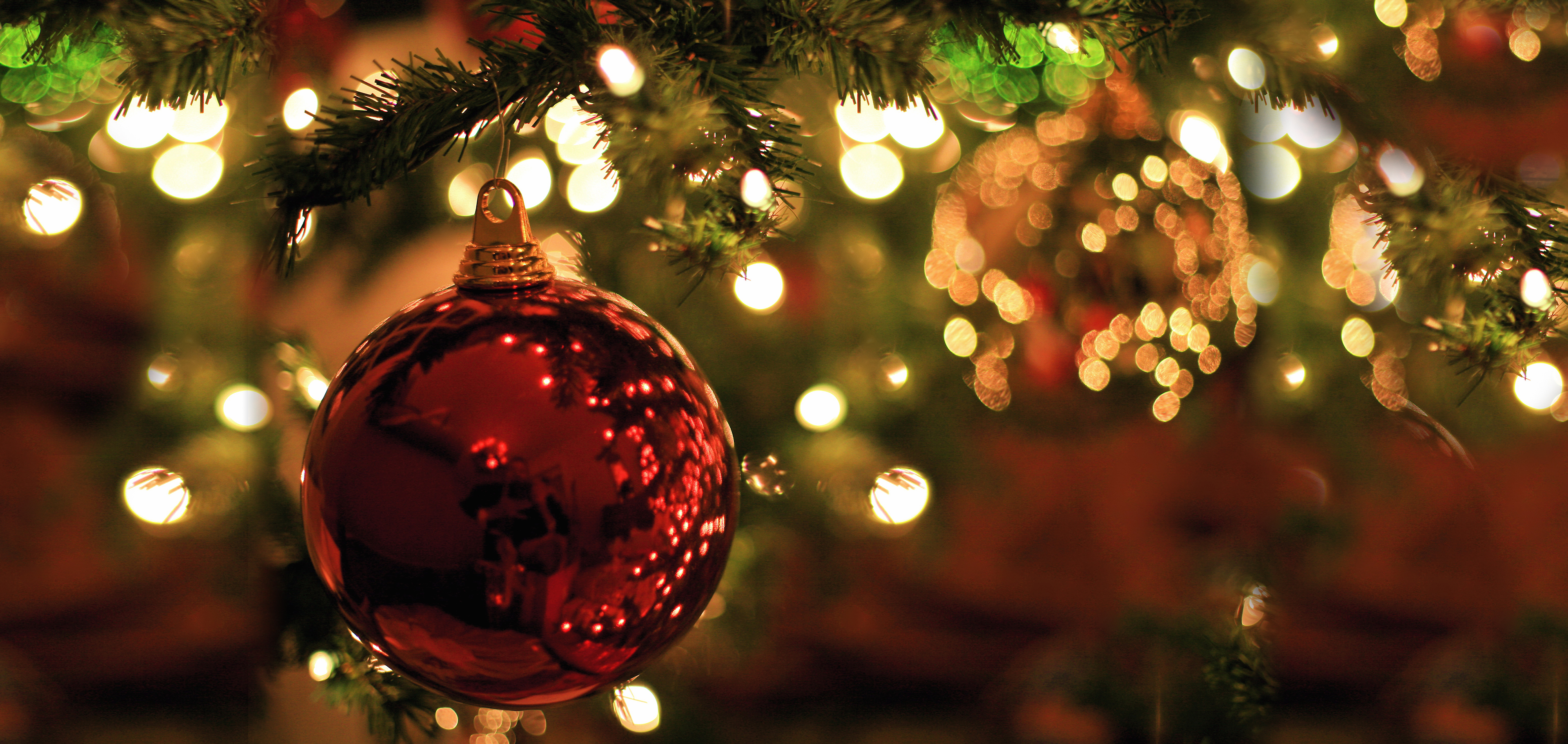 En julgranskule hänger i en julgran.