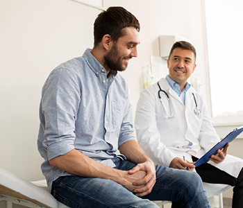 Zdravnik in pacient se posvetujeta po pregledu - koncept: razlika med obveznim in dodatnim zdravstvenim zavarovanjem