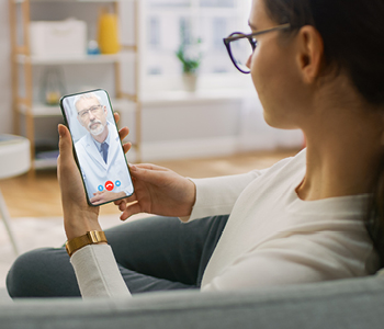 Pacientka z zdravnikom v okviru storitve Halo Doktor govori na video klicu