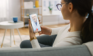 Pacientka z zdravnikom v okviru storitve Halo Doktor govori na video klicu