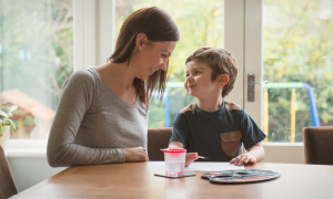 Mama in sin med zaupnim pogovorom za mizo