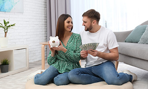 Mlada zaljubljenca imata različen odnos do denarja. Ona bi varčevala, on pa trošil.