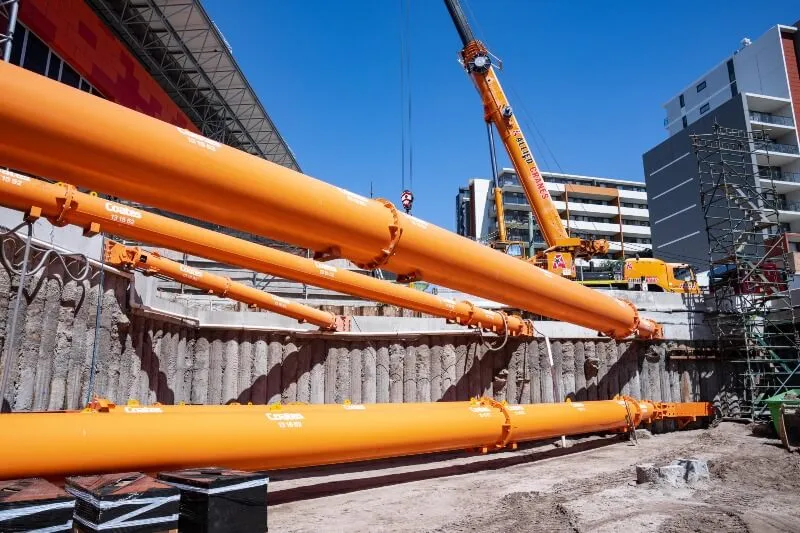 Hydraulic struts in excavation