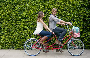 Par preizkuša tandemsko kolo - enega od 101 načinov kolesarjenja.