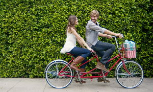 Par preizkuša tandemsko kolo - enega od 101 načinov kolesarjenja.