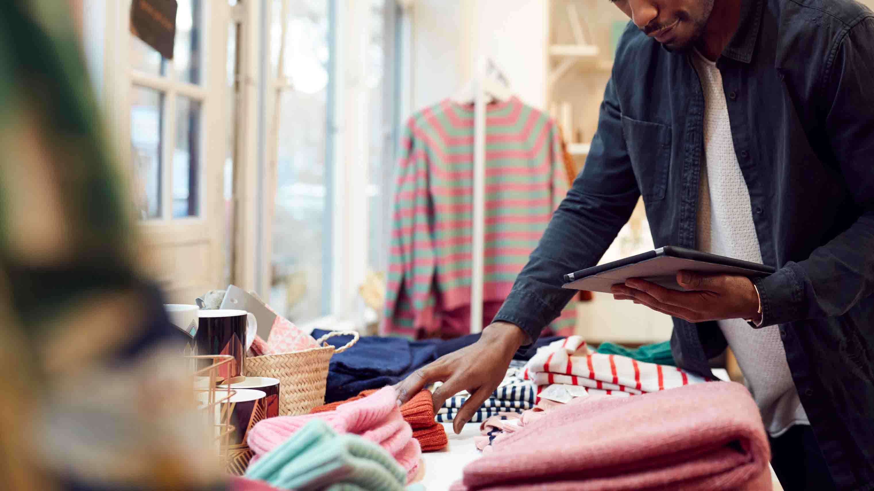 masthead-omnichannel-mobile.jpg Man using iPad to check sales inventory
