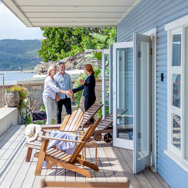 Family with Real Estate Agent md