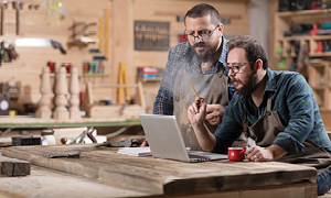 Dva poslovneža v svoji delavnici preverjata kritja, ki jih nudi njuno zavarovanje