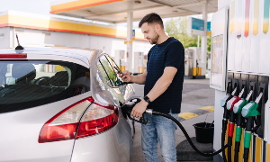 Za napačno točenje goriva je dovolj trenutek nepozornosti, a prinese kopico stroškov in preglavic.