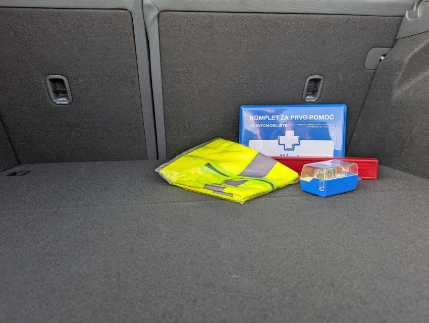 Obvezna oprema v avtu vključuje varnostni trikotnik, komplet rezervnih žarnic prvo pomoč in odsevni jopič.
