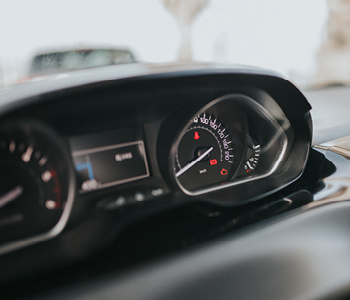 Opozorilne lučke na armaturni plošči v avtu lahko opozarjajo na nevarnost ali informirajo.