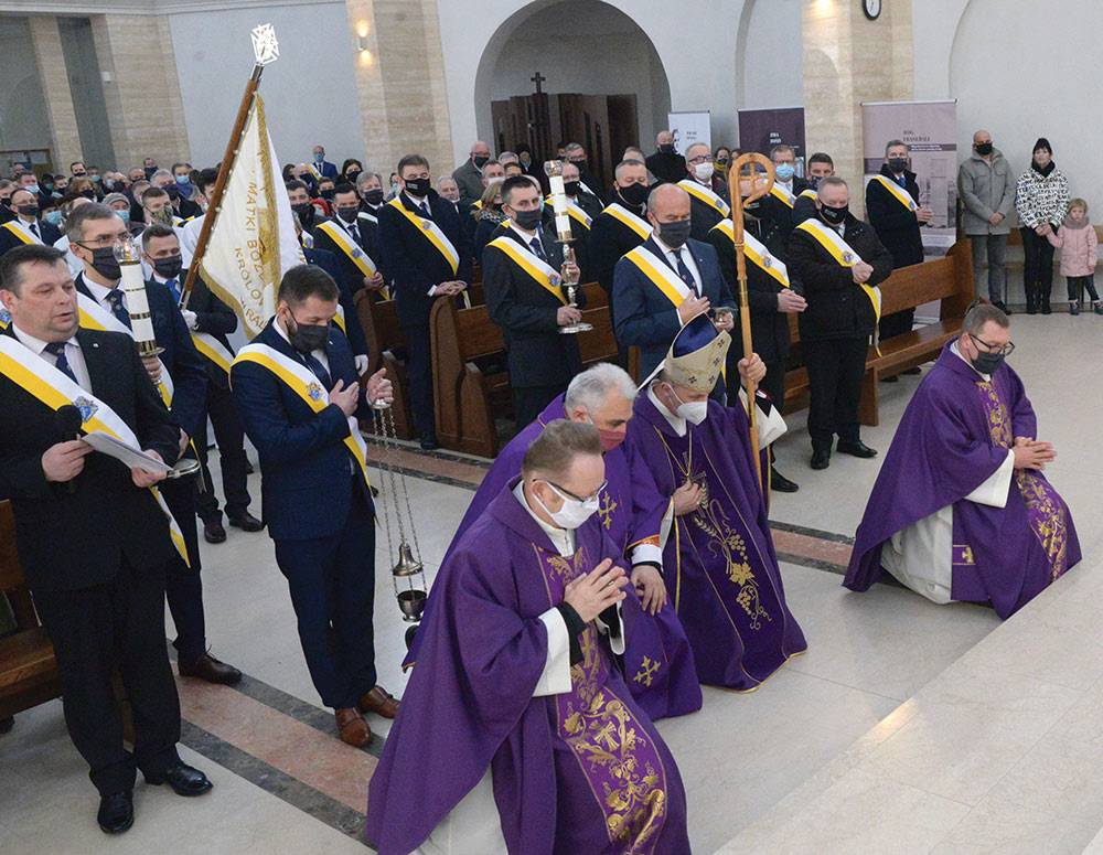 Bishop Marek Solarczyk of Radom and K of C chaplains genuflect before Mass