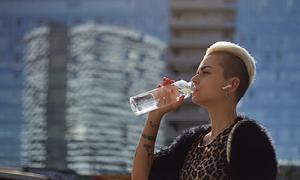 Na dopust vzemite steklenico za vodo, da boste imeli čisto vodo vedno pri sebi.