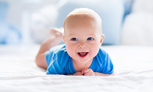 Dojenček na sliki pase kravice in se prešerno smeji v kamero. Dojenčki imajo še veliko časa za razvoj možganov.