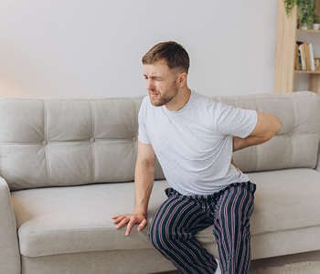 Mlad moški z bolečinami v zgornjem delu hrbta