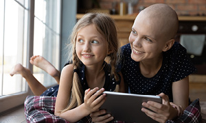 Mama se tudi med zdravljenjem zaradi raka druži s hčerko ob zabavnih aktivnostih.