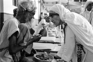 Mother Teresa speaks with an elderly man at the Kalighat home.