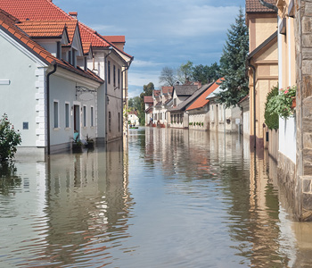 Po hudem neurju s točo in nalivi je na mesti ulici obstalo veliko vode, poplavljene so verjetno tudi kleti stanovanjskih hiš.