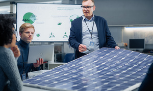 Ekipa v tehnološkem podjetju na sestanku - simbolna fotografija za trajnostni razvoj in njegove koristi za podjetja in zaposlene