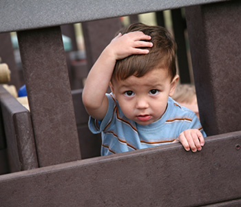 Udarci v glavo so pri otrocih pogosti - tudi deček na sliki se je udaril pri igri