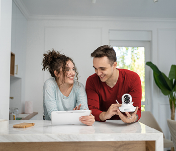 Mlad par po vselitvi za varnost doma skrbi s pametnimi napravami