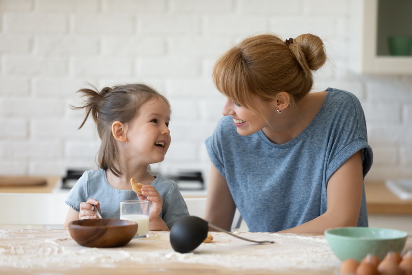 Mama in hčerka pri pripravi zdravega, z vitamini bogatega obroka.