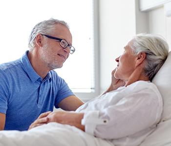 Starejši moški na bolniškem staležu za nego družinskega člana – žene