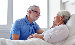 Starejši moški na bolniškem staležu za nego družinskega člana – žene