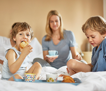 Družina se z zdravim slovenskim zajtrkom sladka kar v postelji.