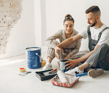 Par uživa v načrtovanju ureditve za svoj sanjski dom.