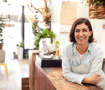 Mlada podjetnica je poslovanje svojega podjetja zaščitila z zavarovanjem odgovornosti.