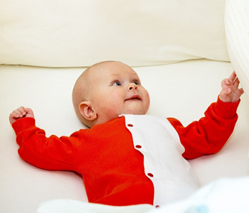 Dojenček v zibelki - simbolna fotografija za zlatenico pri dojenčkih